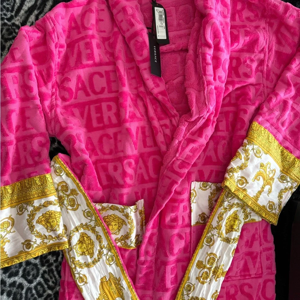 Versace I Baroque Robe and Matching Slippers - Picture 5 of 10
